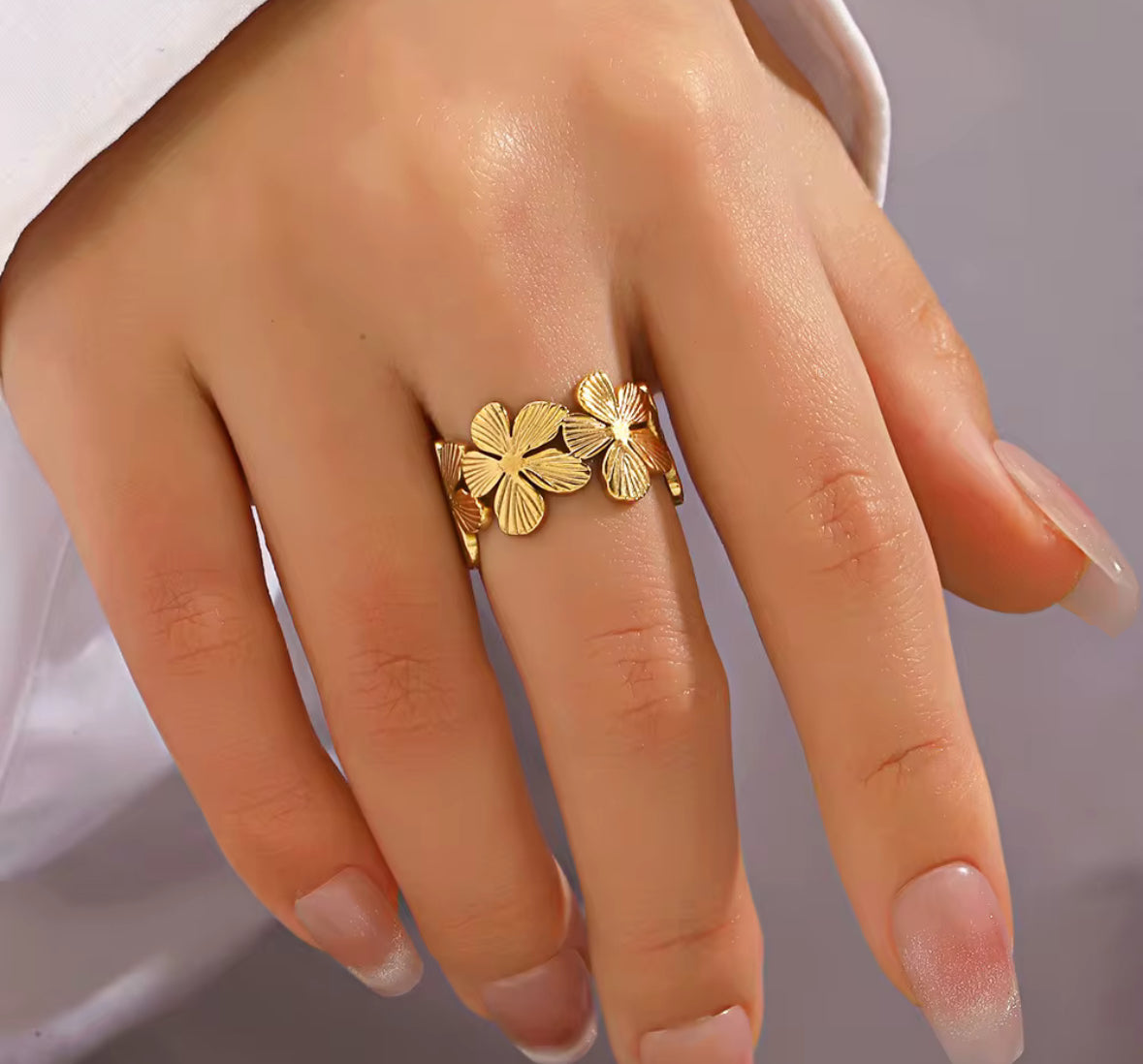 Adjustable Golden Stainless Steel Floral Ring – Elegant Flower Design