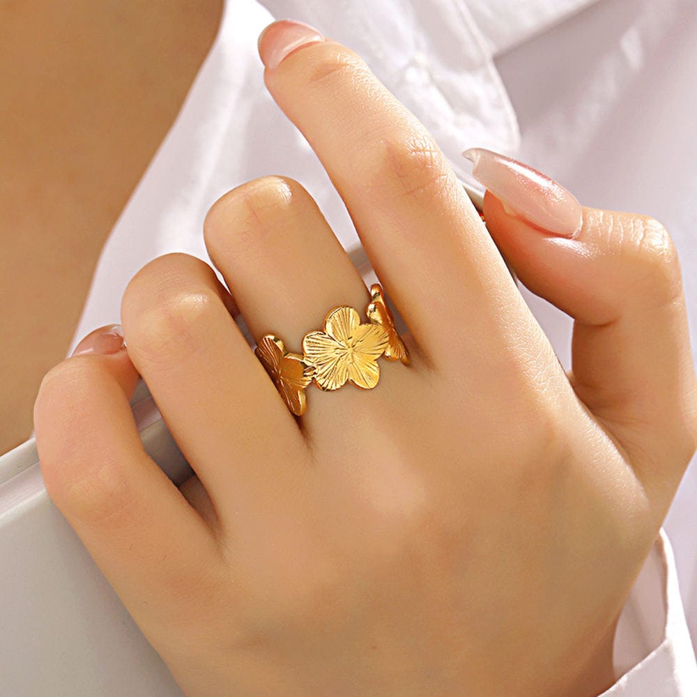 Adjustable Golden Stainless Steel Floral Ring – Elegant Flower Design